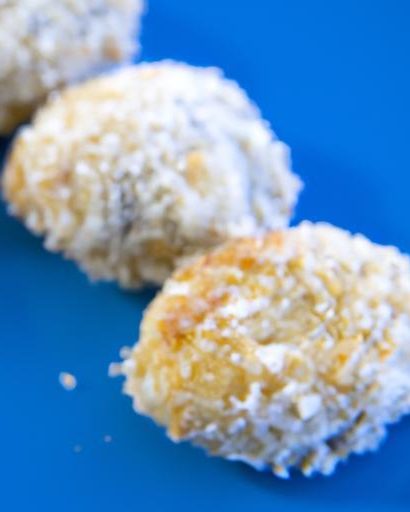 Crispy Coconut Macaroons: A Delightful Tropical Treat